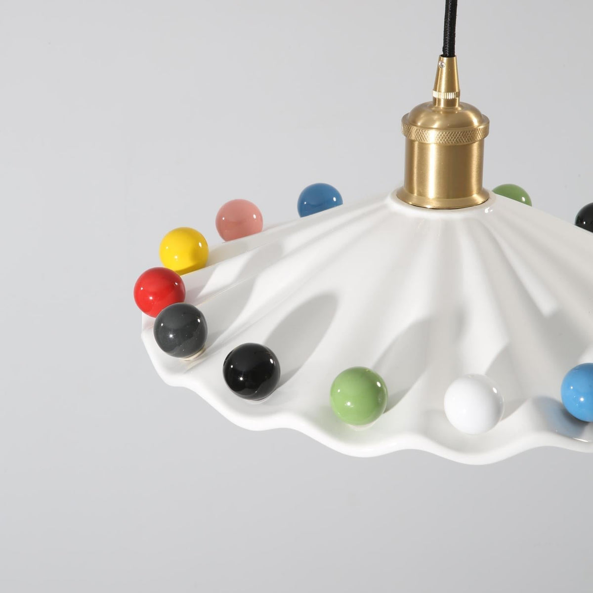 Lámpara colgante de cerámica Confeta – detalle de las bolas de colores