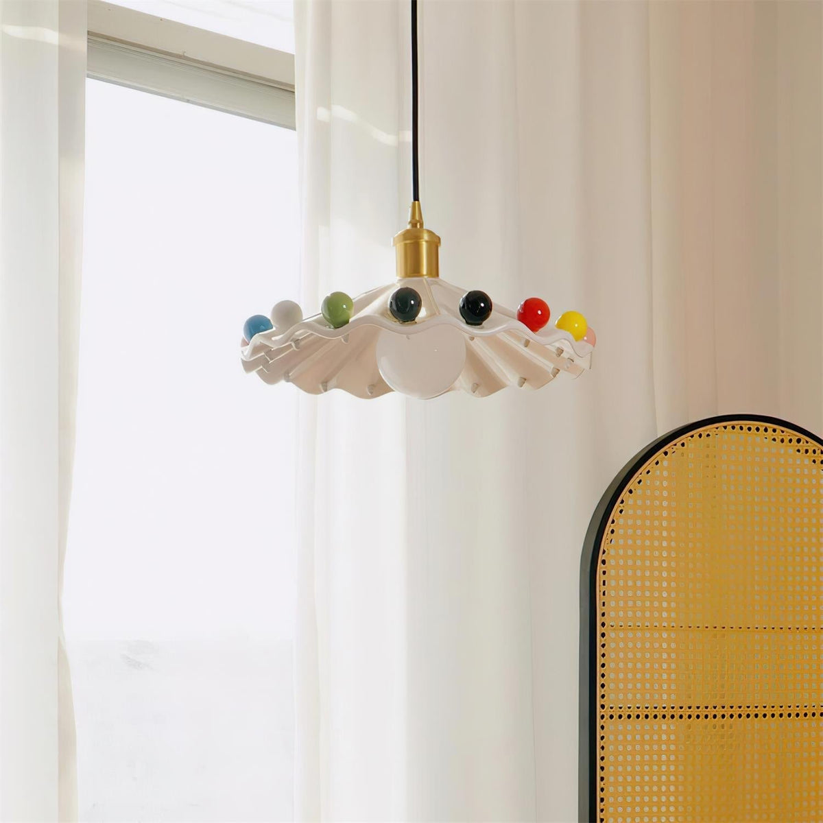 Lámpara colgante de cerámica Confeta – junto a una ventana luminosa
