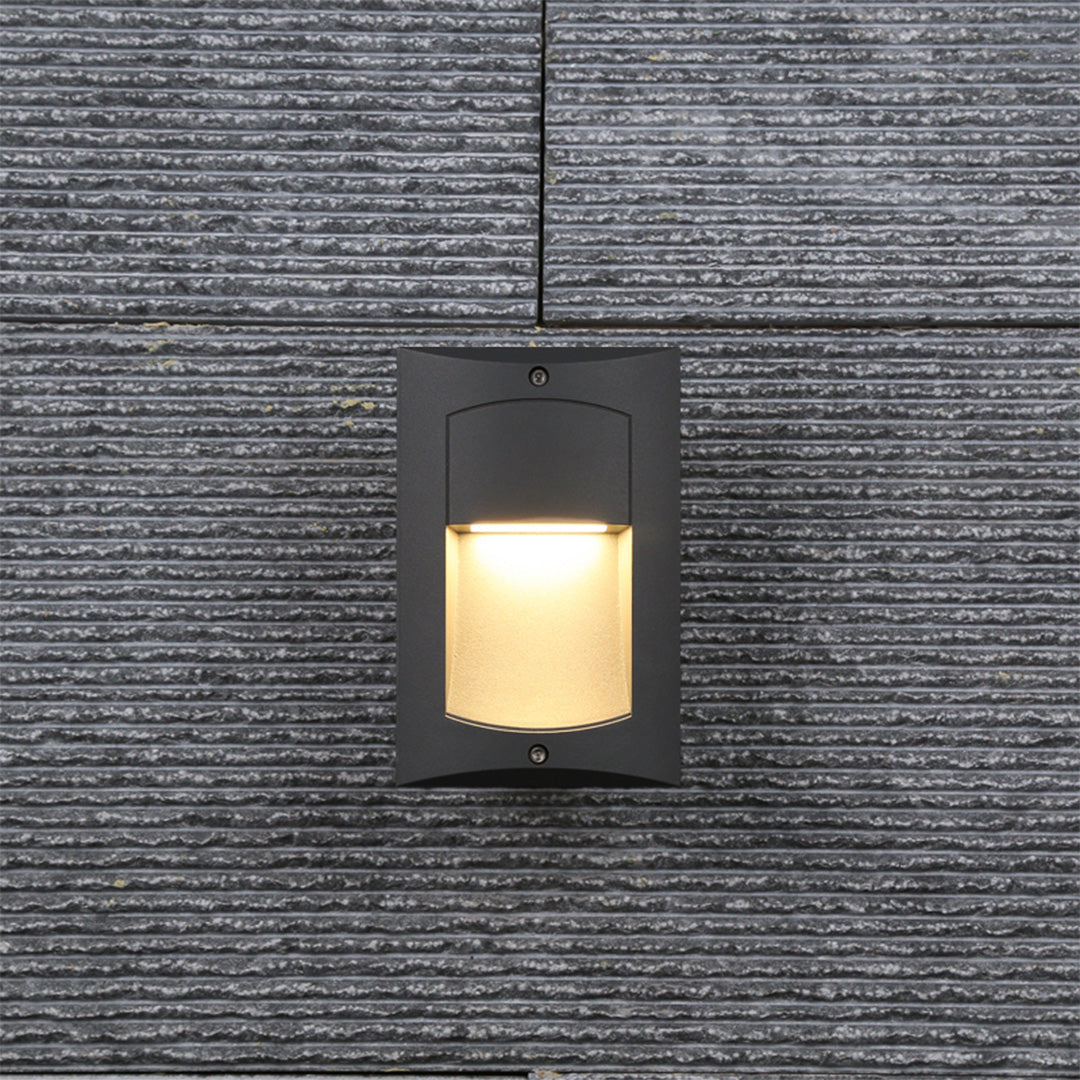 Luz de escalera empotrable exterior Isenda – encendida en un muro de piedra oscura