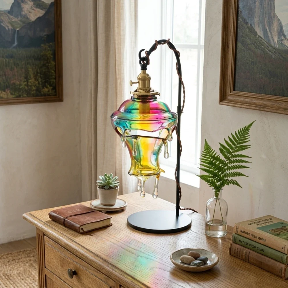 Lámpara de mesa de cristal Rociela – sobre una cómoda de madera