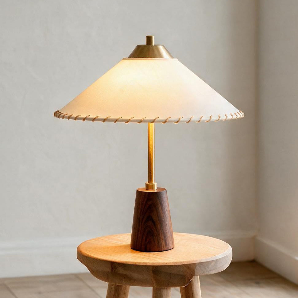 Lámpara de mesa de latón y madera con pantalla cónica Cumbela sobre una mesita de noche – imagen 15