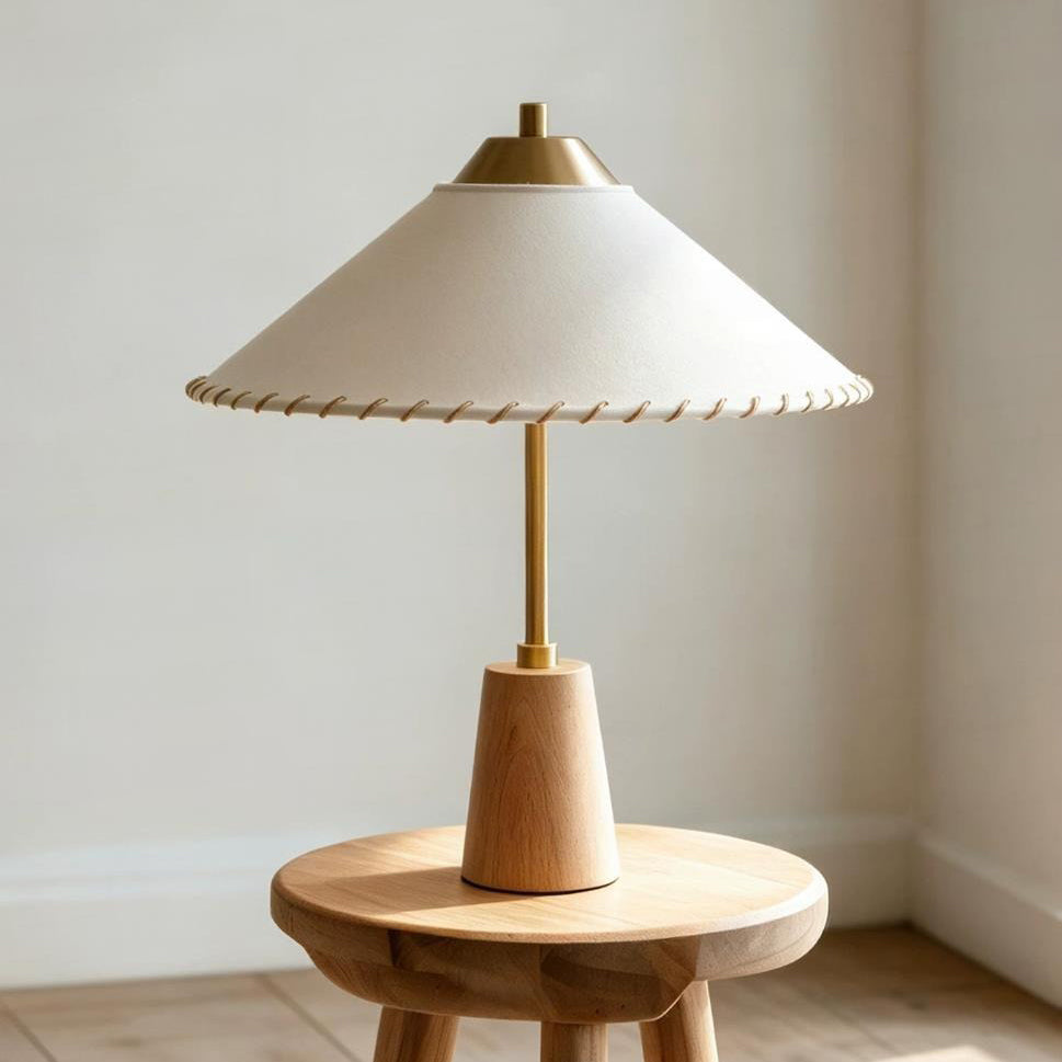 Lámpara de mesa de latón y madera con pantalla cónica Cumbela – con base de roble natural