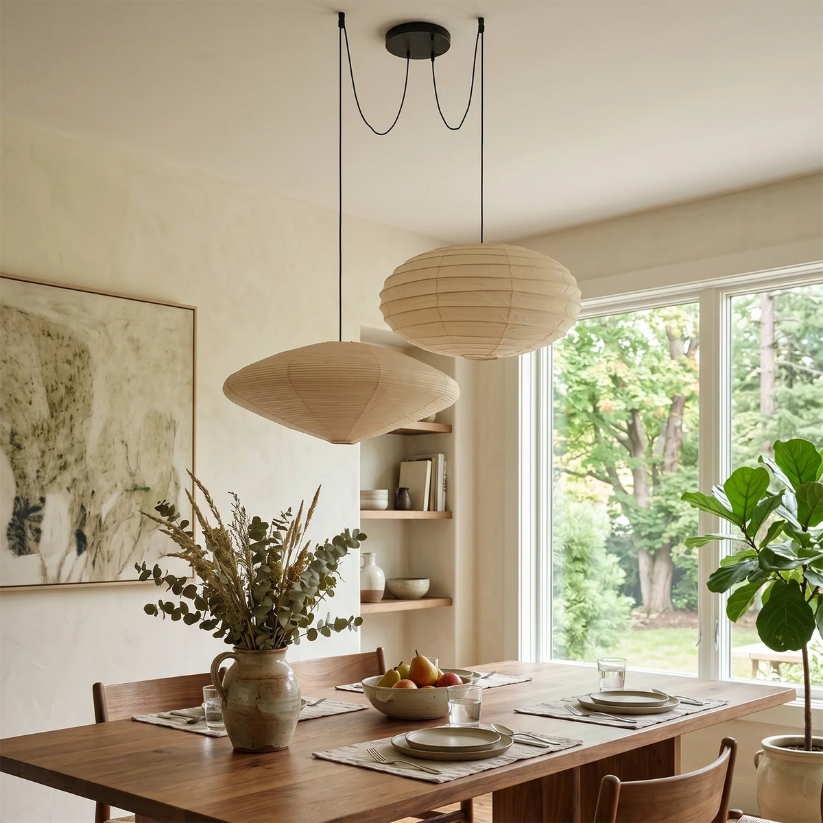 Lámpara colgante de papel Cumulia – sobre una mesa de comedor de madera