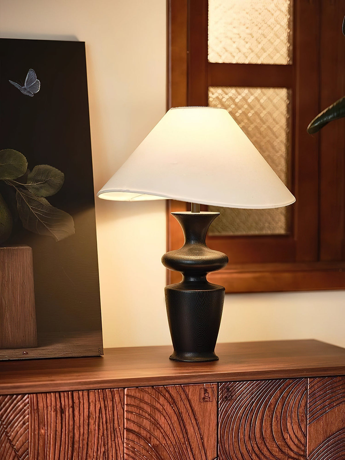 Lámpara de mesa de madera torneada negra Curnela sobre un aparador de madera – imagen 10