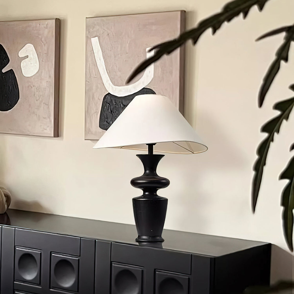 Lámpara de mesa de madera torneada negra Curnela sobre un aparador de madera – imagen 14