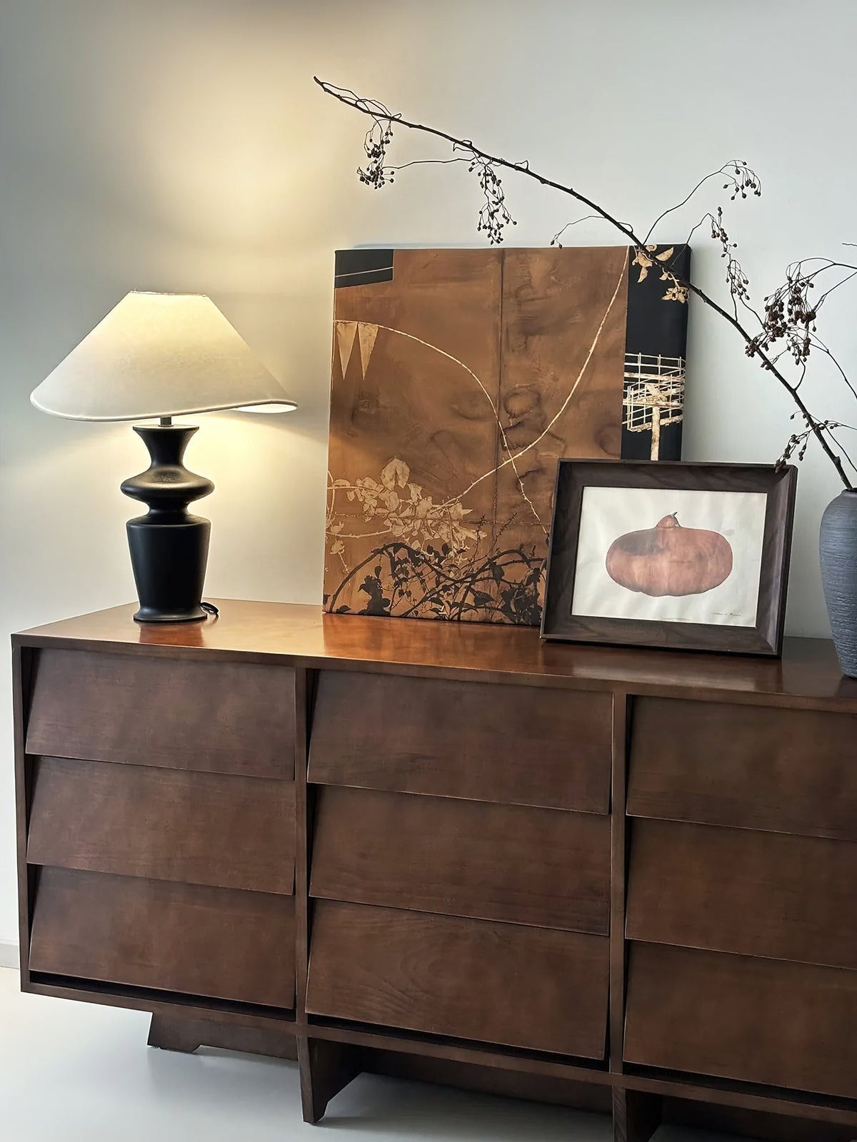 Lámpara de mesa de madera torneada negra Curnela sobre un aparador de madera – imagen 18