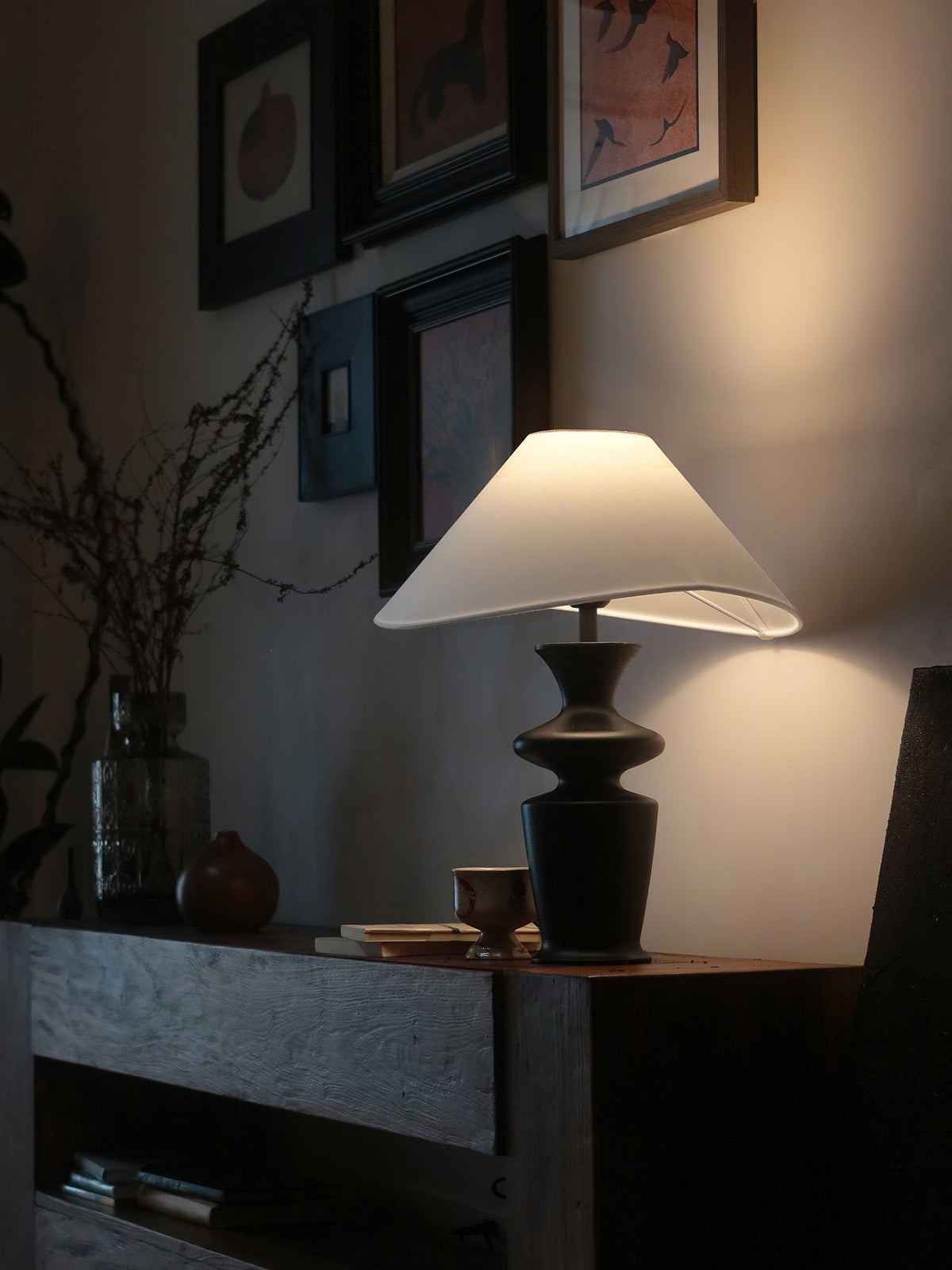 Lámpara de mesa de madera torneada negra Curnela sobre un aparador de madera – imagen 3
