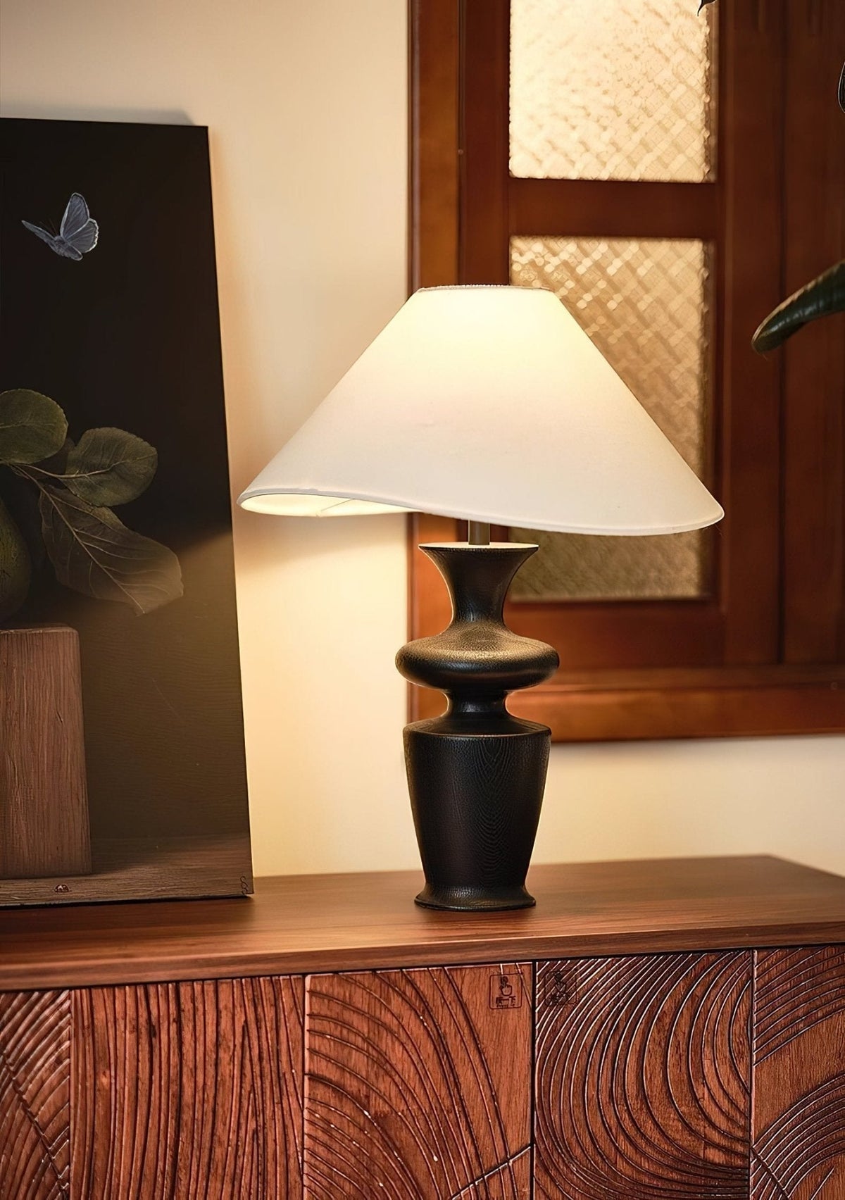 Lámpara de mesa de madera torneada negra Curnela sobre un aparador de madera – imagen 5