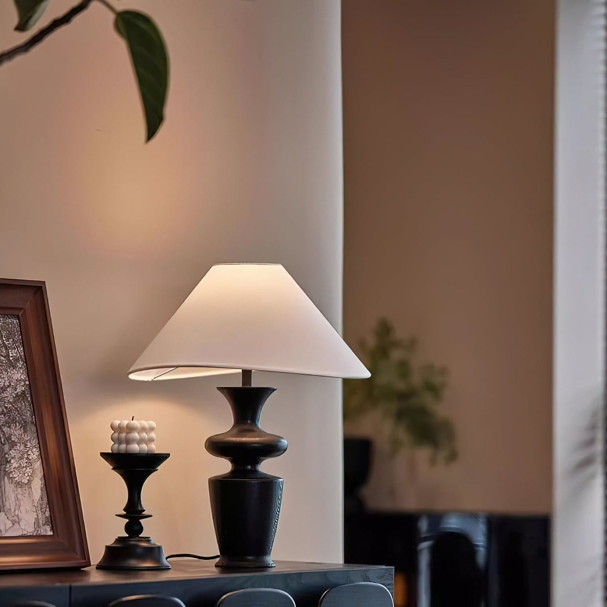 Lámpara de mesa de madera torneada negra Curnela – encendida junto a la ventana