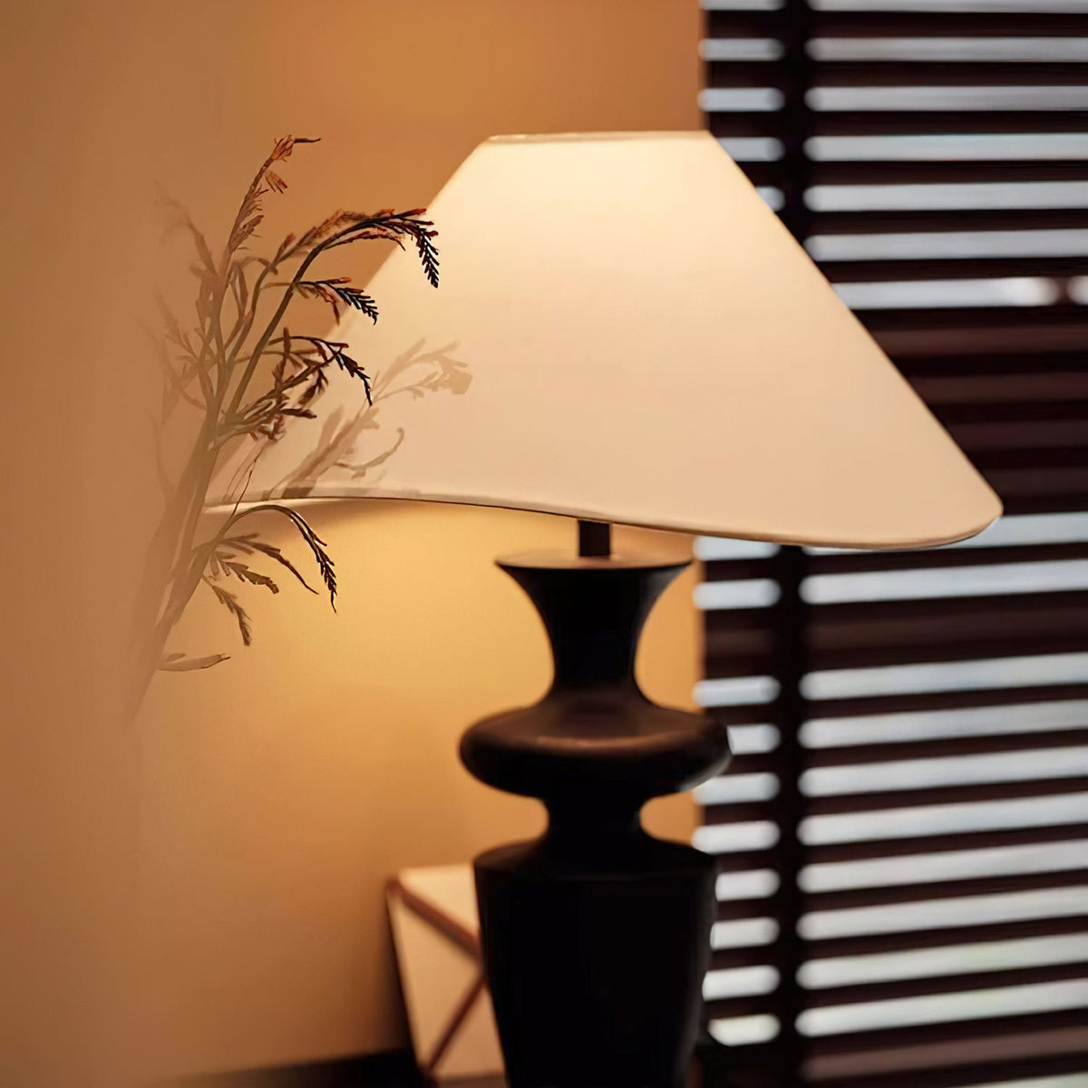 Lámpara de mesa de madera torneada negra Curnela sobre un aparador de madera – imagen 9