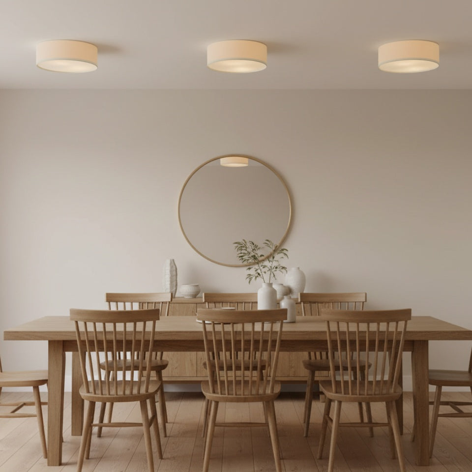 Plafón de techo de lino Hilaria – tres plafones sobre una mesa de comedor