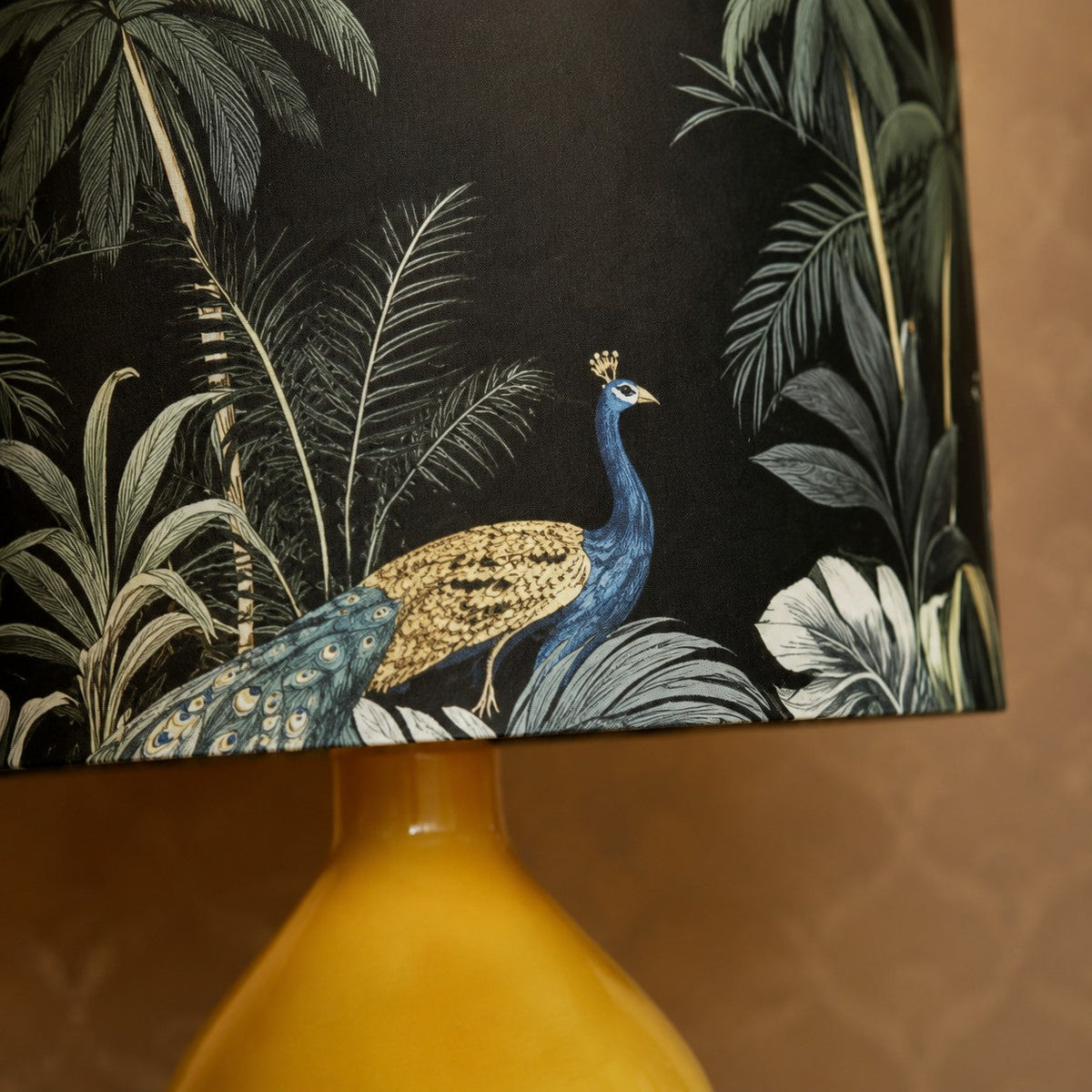 Lámpara de mesa de cerámica Selvina – detalle de la pantalla con pavo real