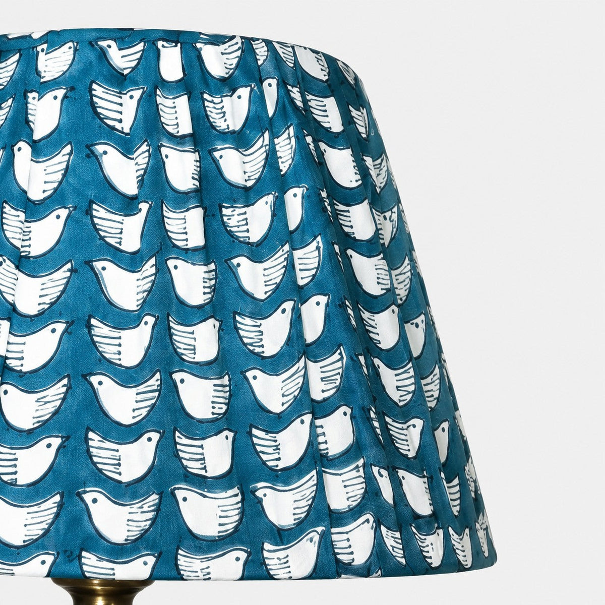 Lámpara de mesa de cerámica Volaria – detalle de la pantalla plisada con pájaros