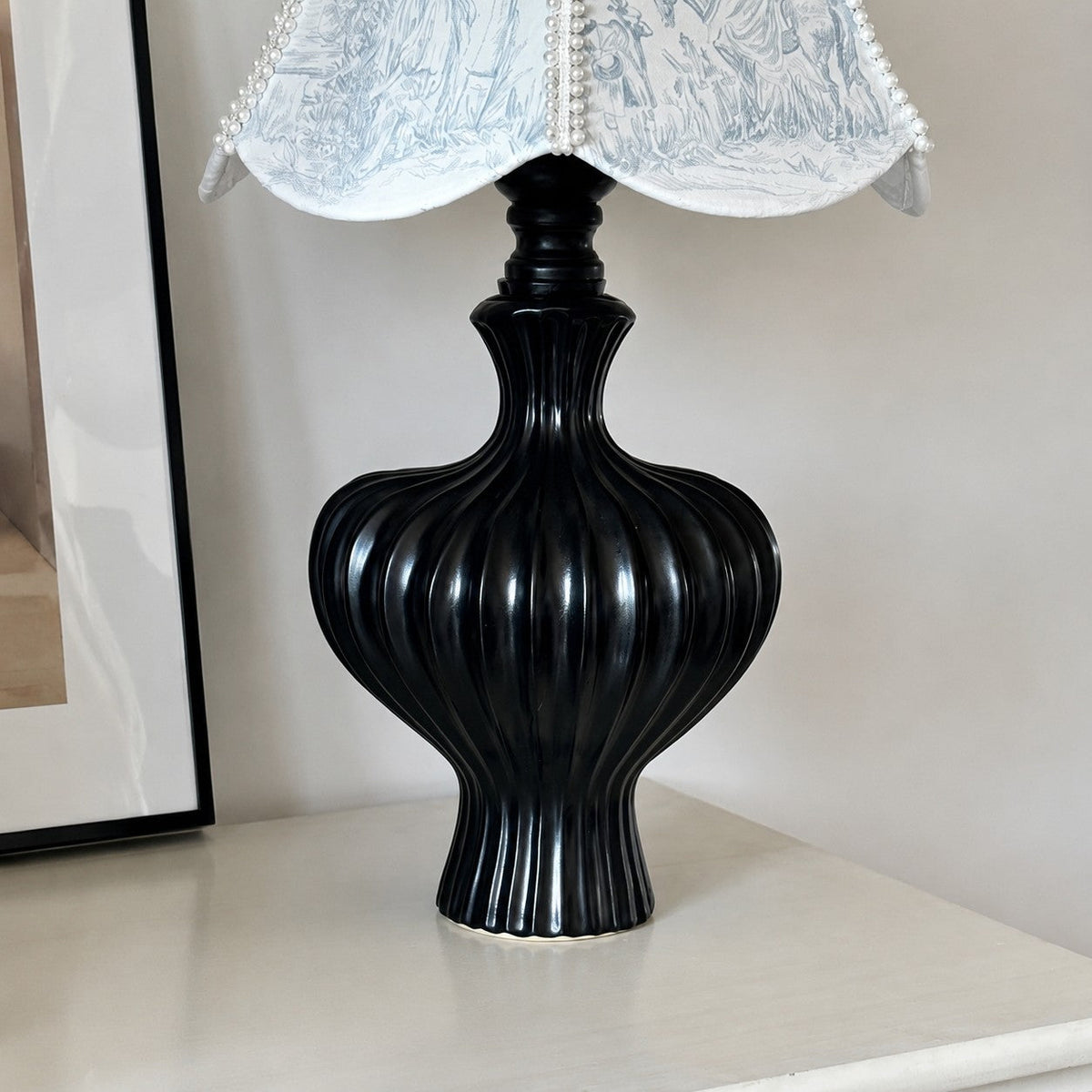 Lámpara de mesa vintage Toalia – detalle del pie negro escultórico