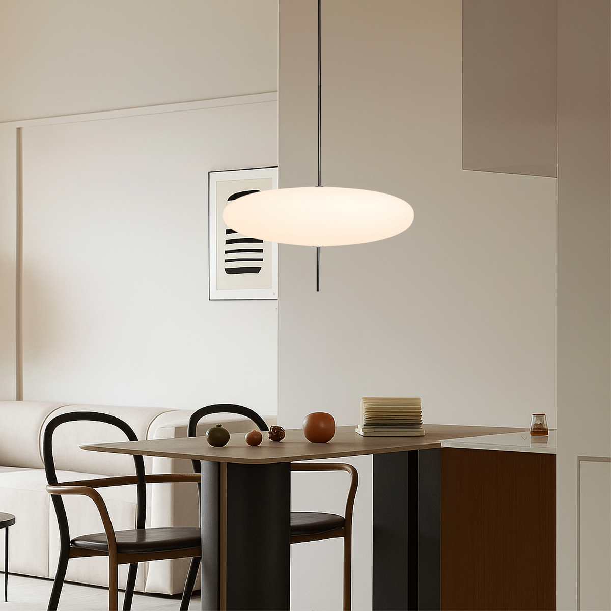Lámpara colgante de disco Opalia sobre una mesa de comedor – imagen 6