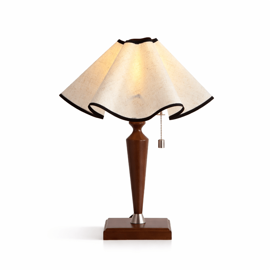 Lámpara de mesa de madera con pantalla de pétalos Davira sobre una mesita de noche – imagen 6