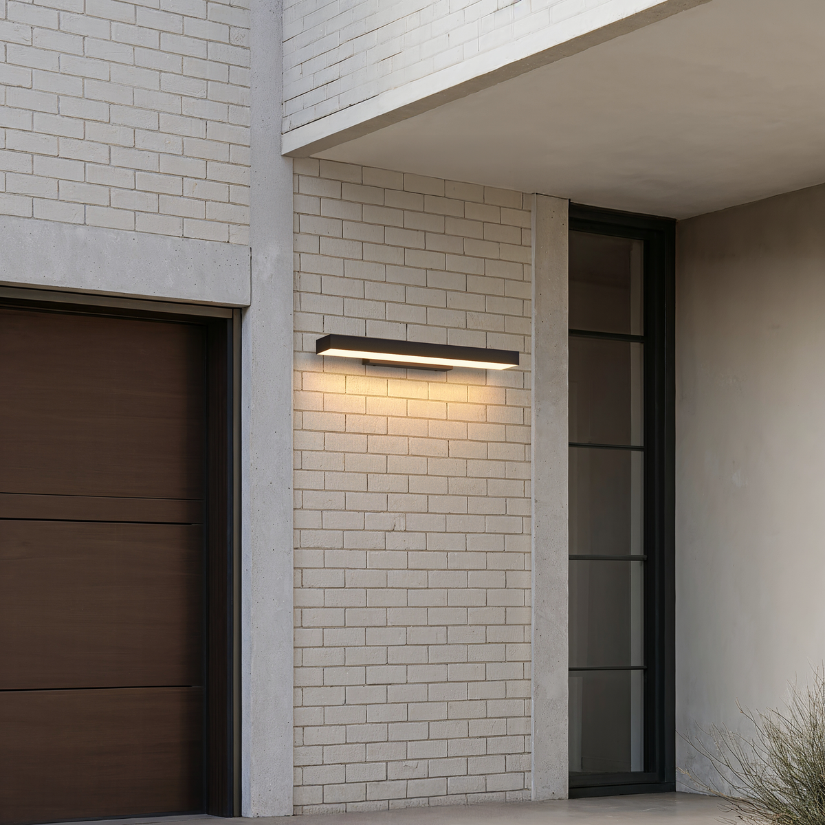 Aplique de pared exterior Kilera – 60 cm junto a una puerta de entrada