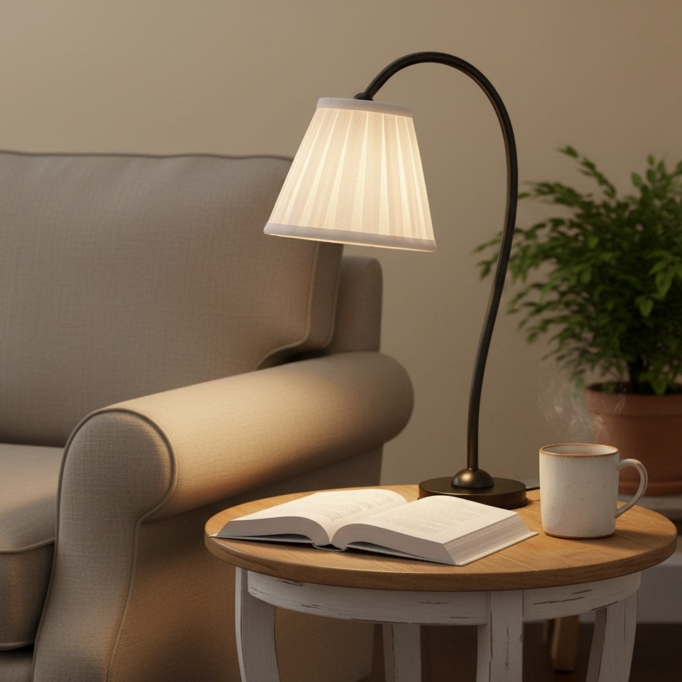 Lámpara de mesa clásica Linara sobre un escritorio de madera – imagen 2