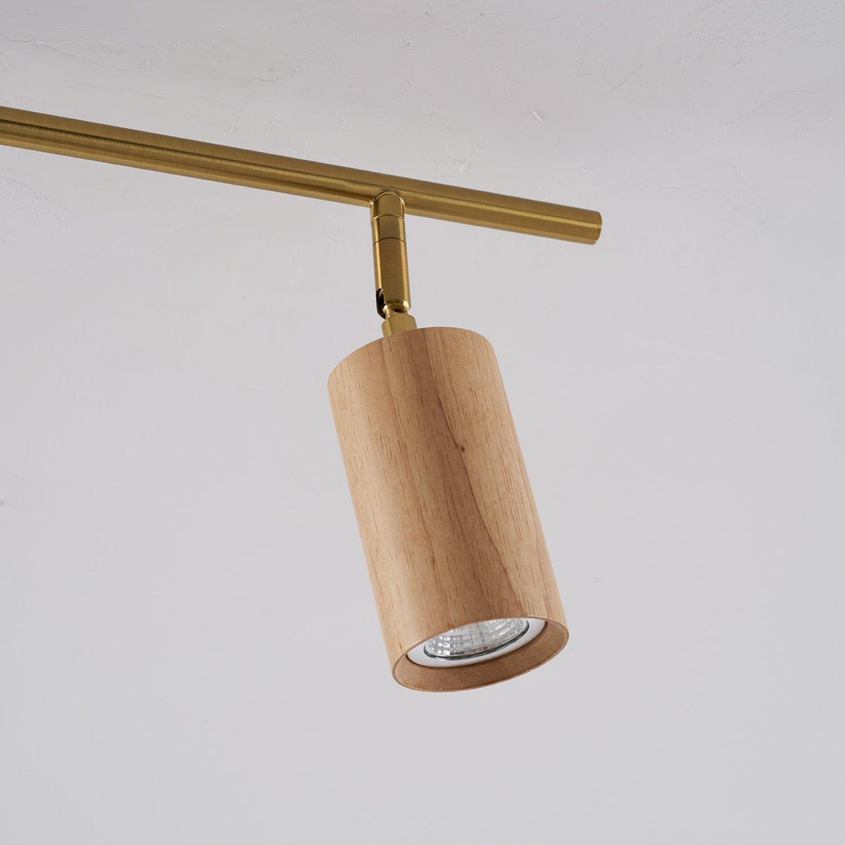 Lámpara de techo de focos de madera Rayuela sobre la encimera de una cocina – imagen 25