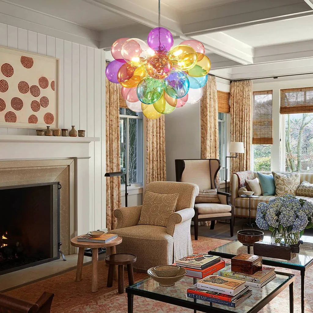 Lámpara de araña de burbujas multicolor Globira – sobre un salón con chimenea