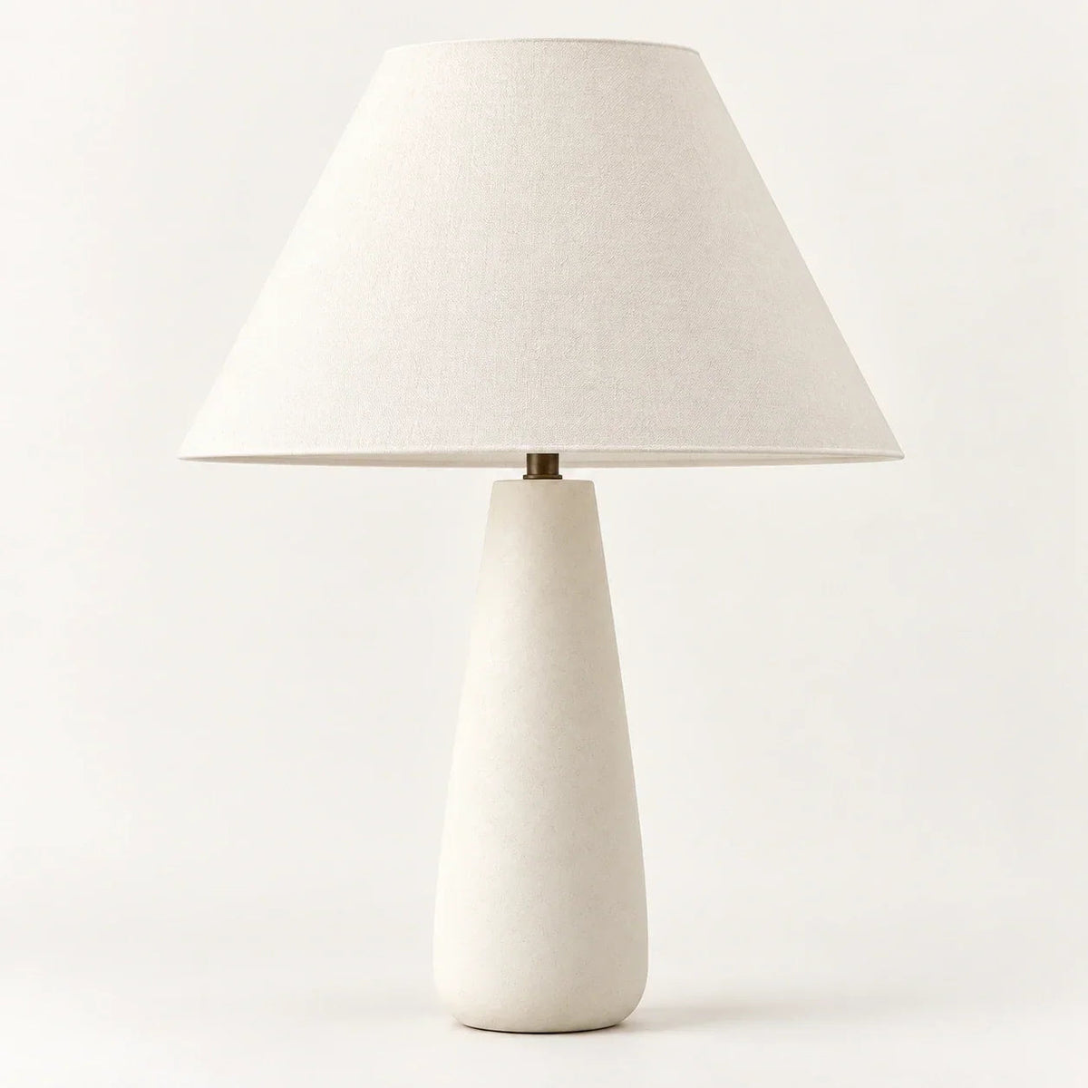 Lámpara de mesa cónica moderna Dolera – en cemento blanco