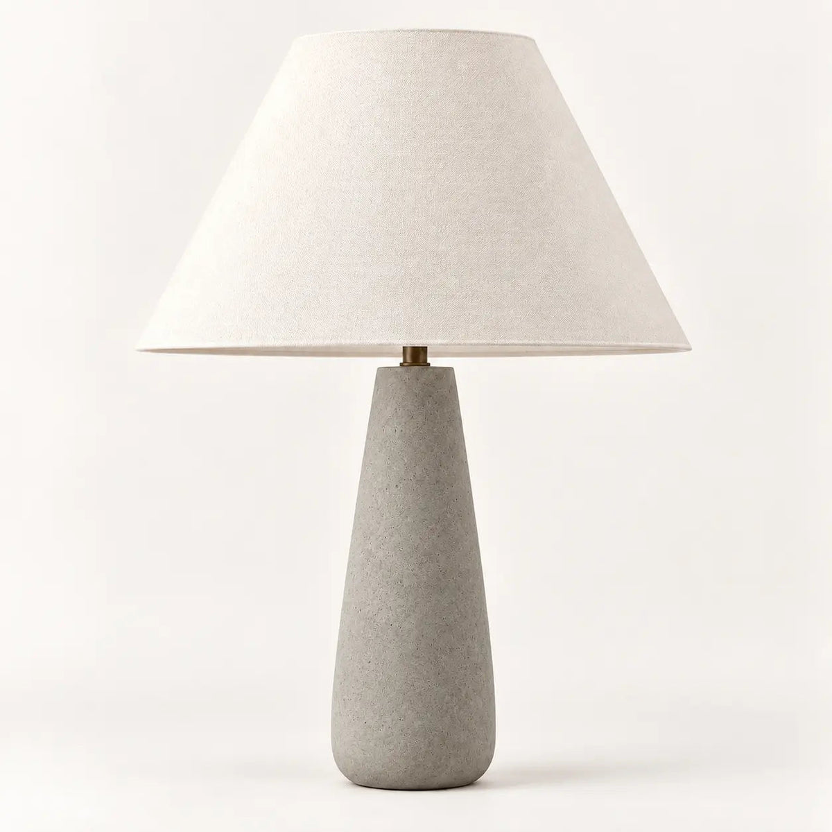 Lámpara de mesa cónica moderna Dolera – en cemento gris