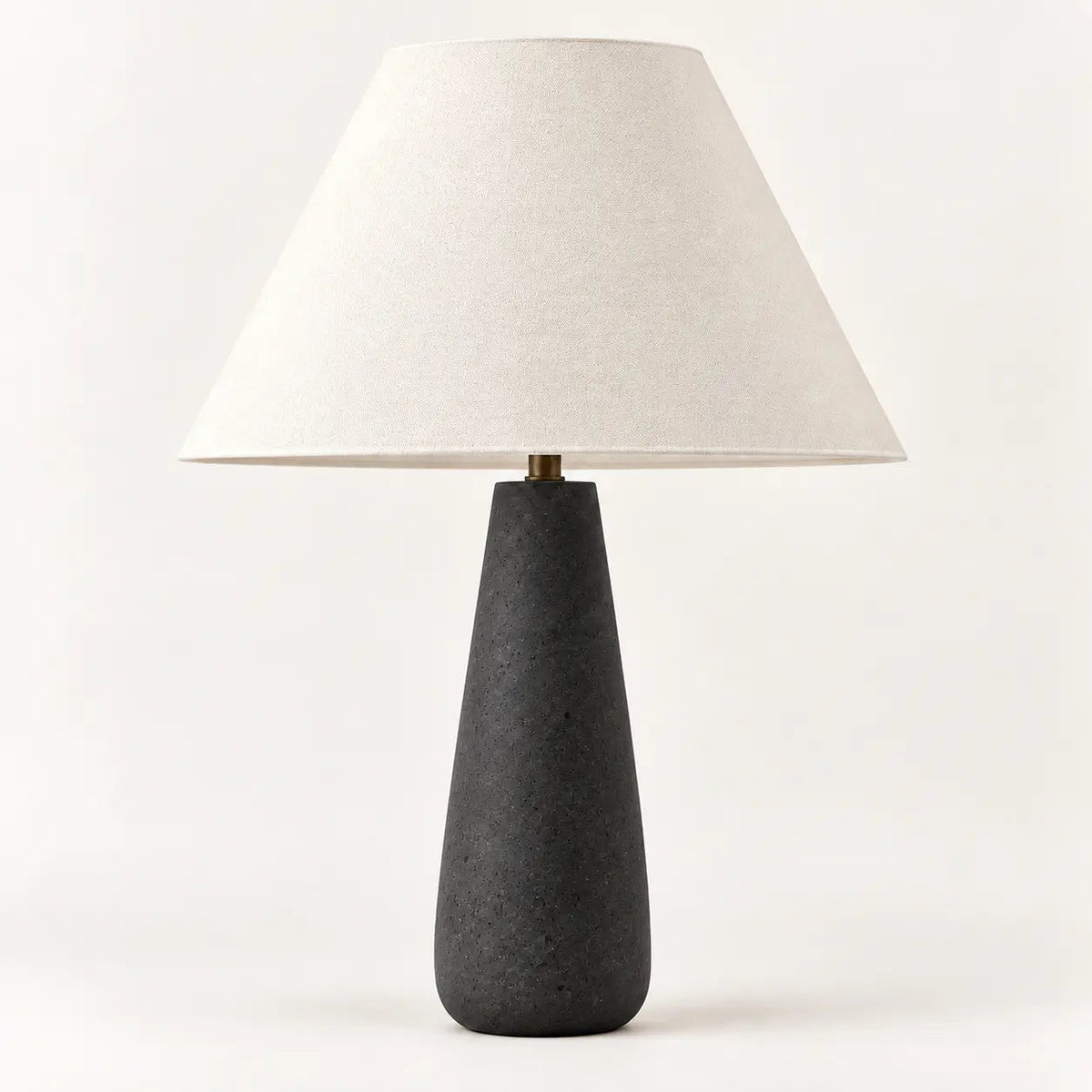 Lámpara de mesa cónica moderna Dolera – en cemento negro