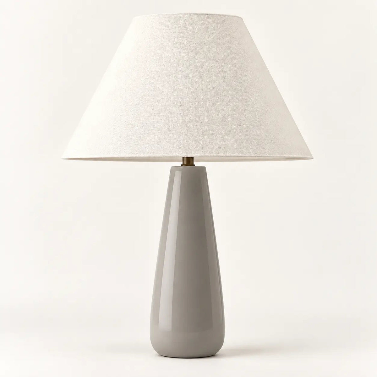 Lámpara de mesa cónica moderna Dolera – en cerámica gris