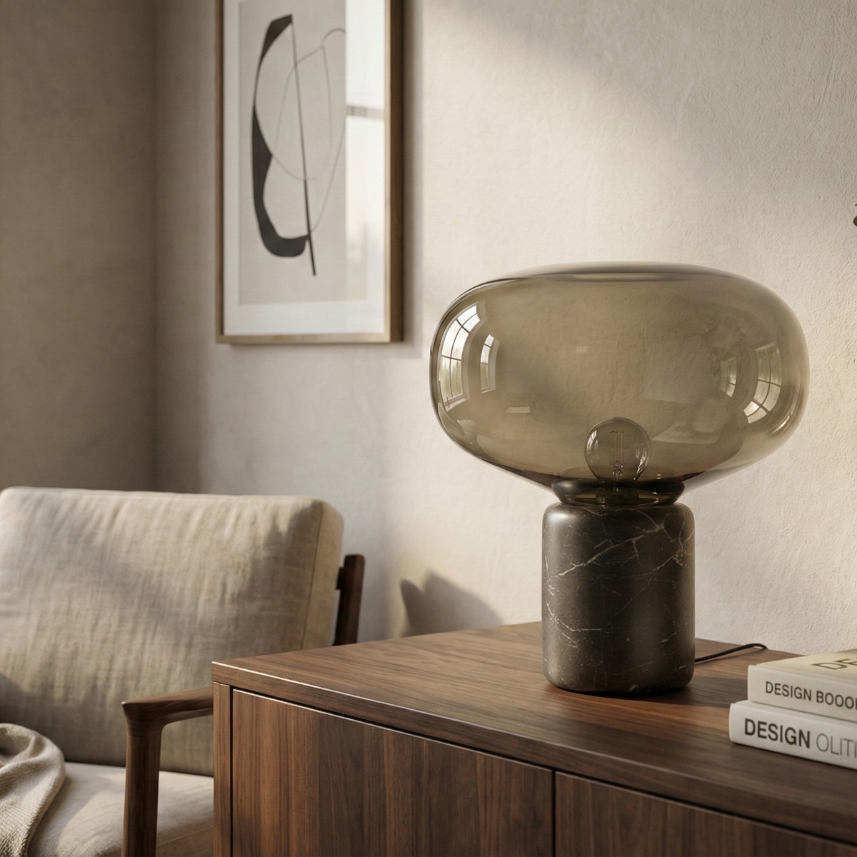 Lámpara de mesa de mármol y cristal Kupola sobre un mueble de salón – imagen 4