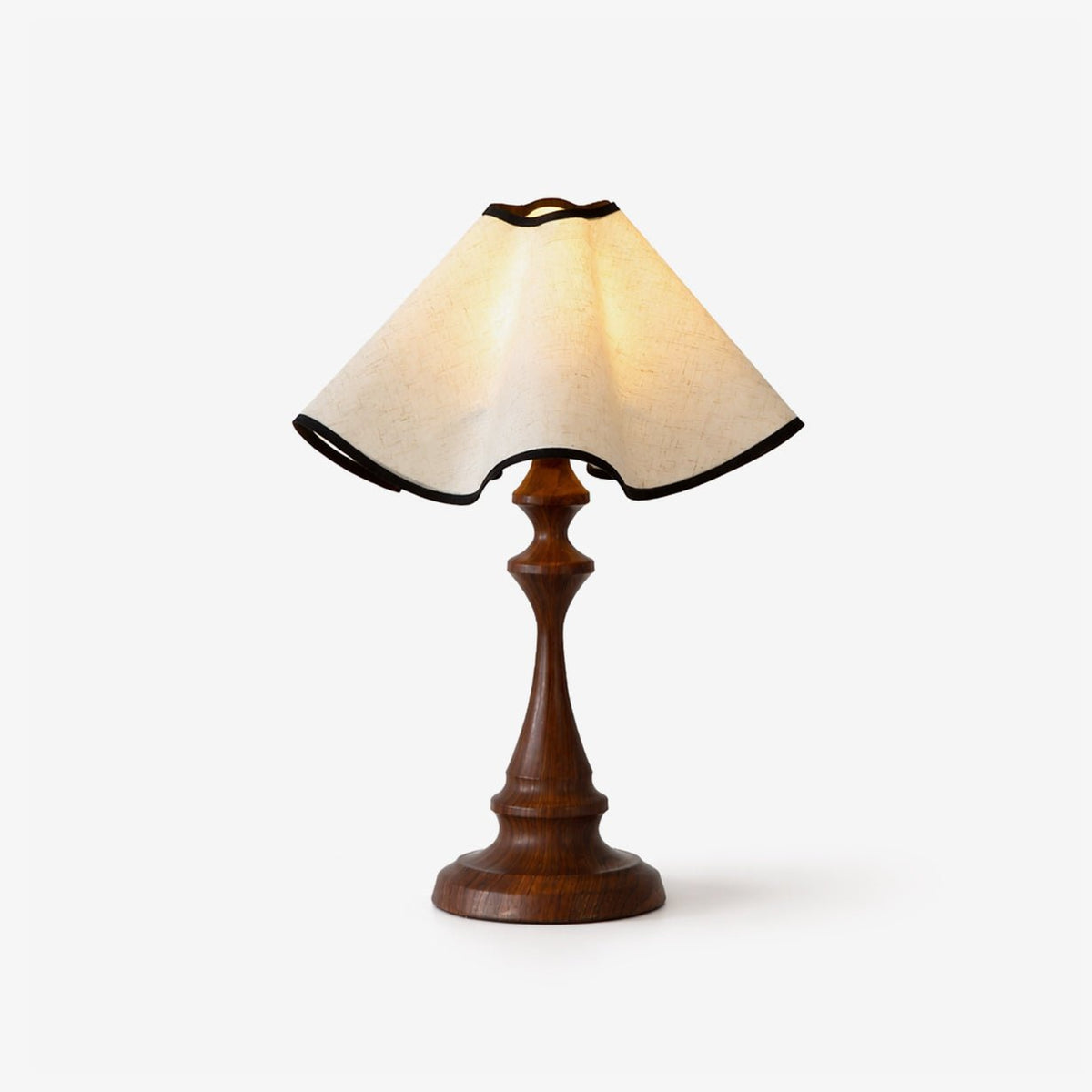Lámpara de mesa clásica de madera con pantalla ondulada Durvena – vista principal