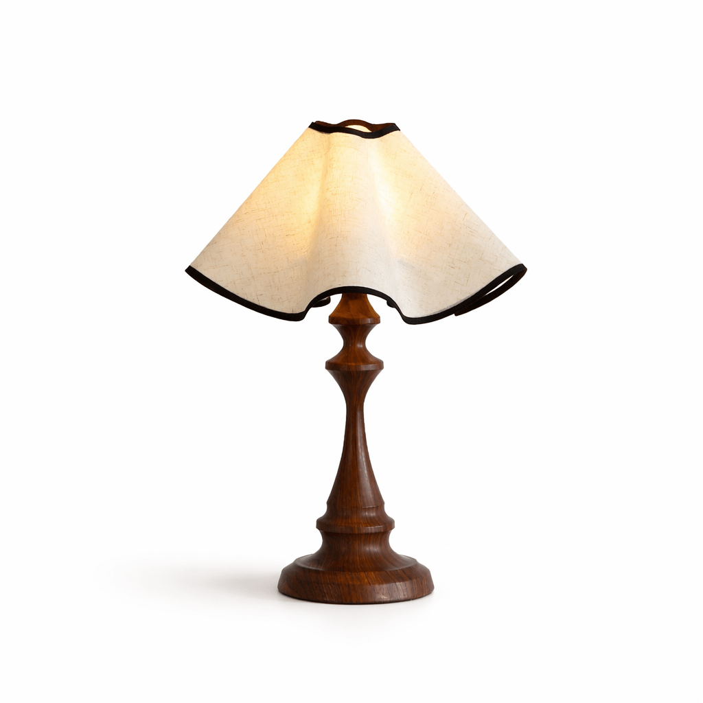 Lámpara de mesa clásica de madera con pantalla ondulada Durvena sobre una mesita de noche – imagen 5