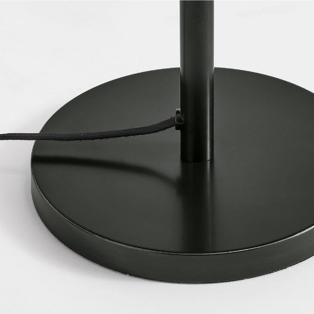 Lámpara de pie clásica con pantalla de lino Ilvira – detalle de la base redonda negra y el cable
