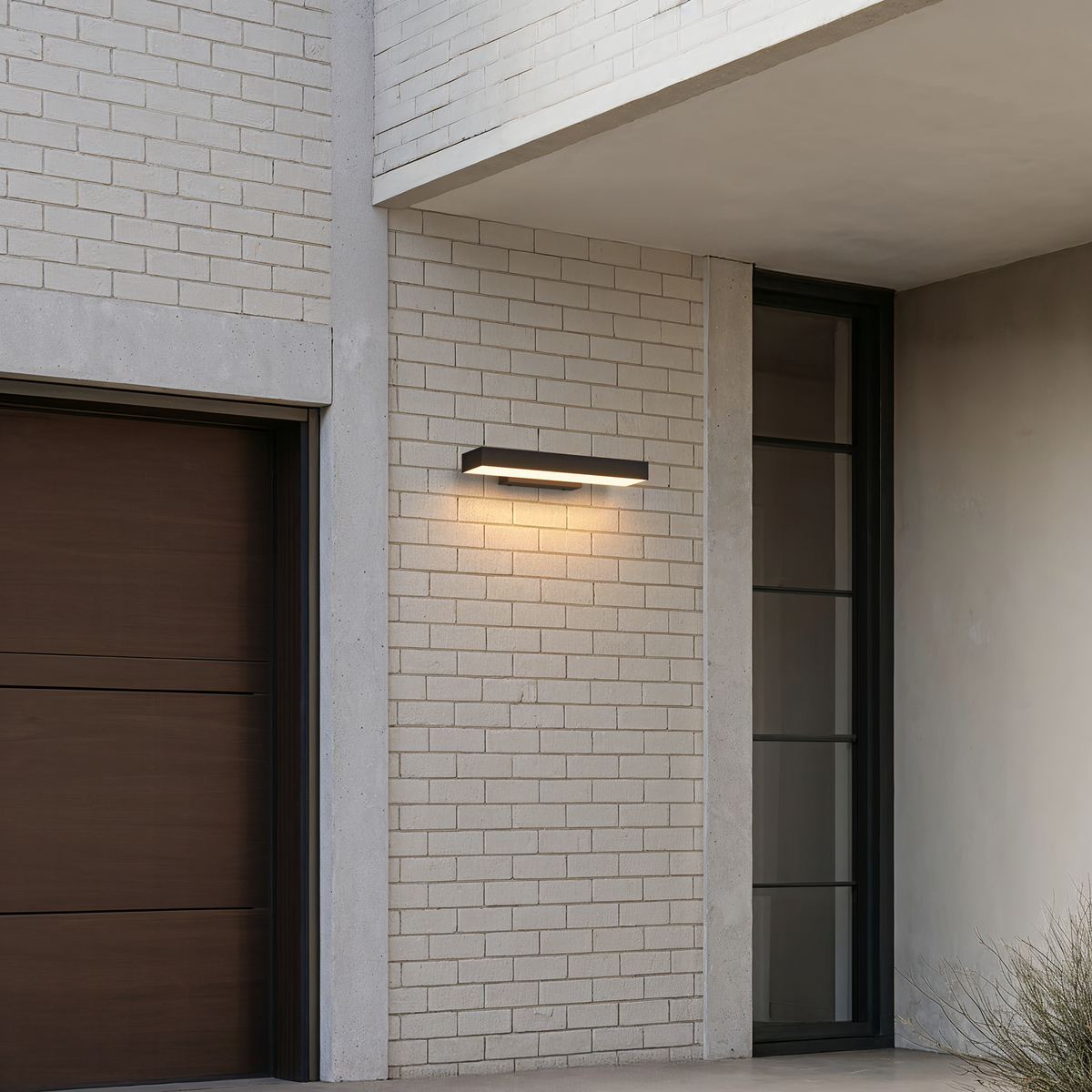 Aplique de pared exterior Kilera – 40 cm junto a una puerta de entrada