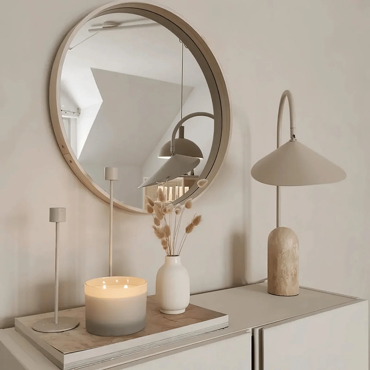 Lámpara de mesa de arco Lemira con base de mármol en un salón de estilo nórdico – imagen 5
