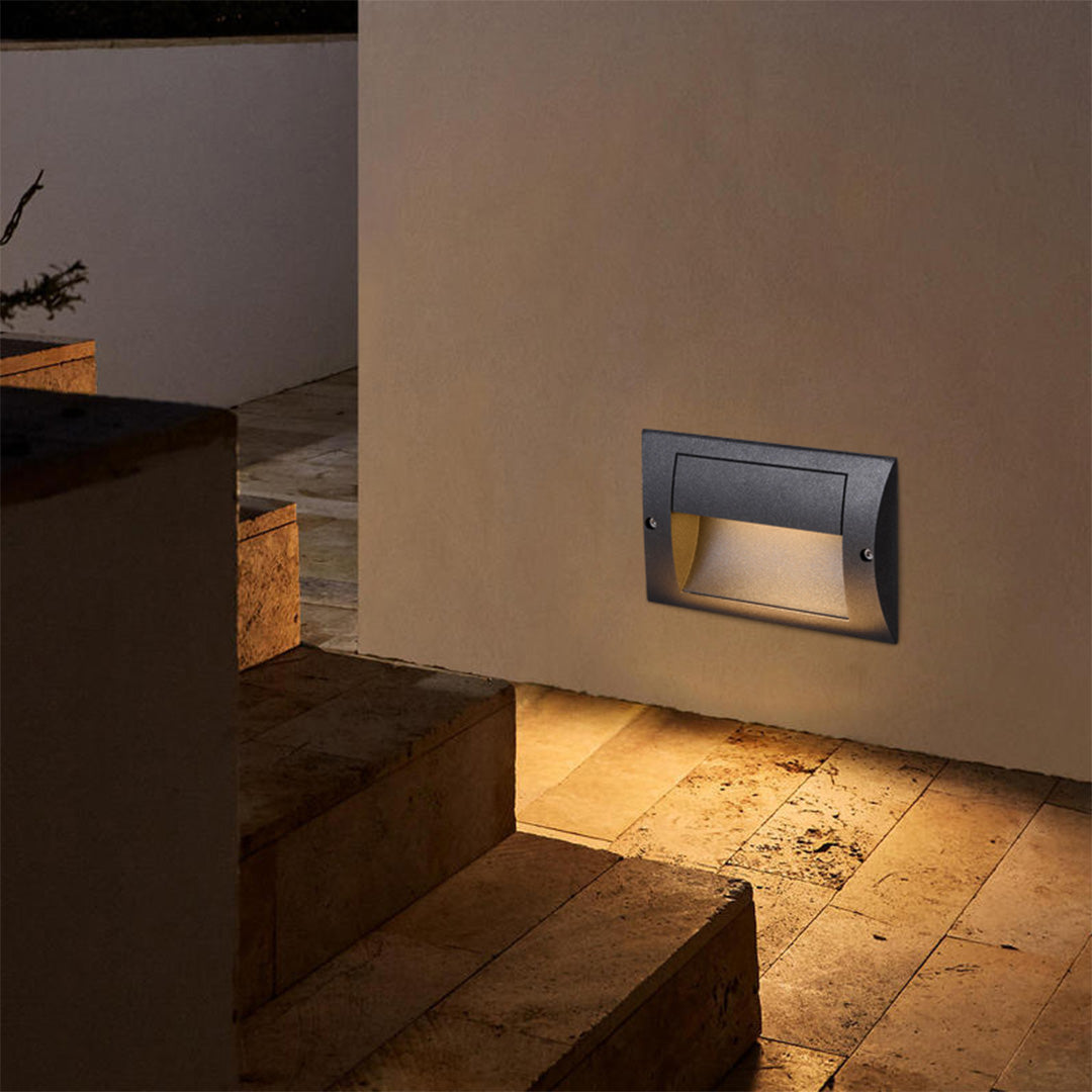 Luz de escalera empotrable exterior Isenda en un muro exterior – imagen 7