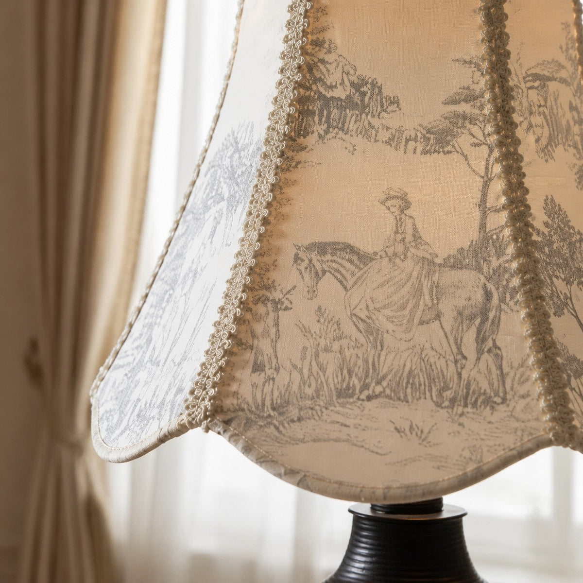 Lámpara de mesa vintage Toalia – detalle de la pantalla encendida junto a la ventana