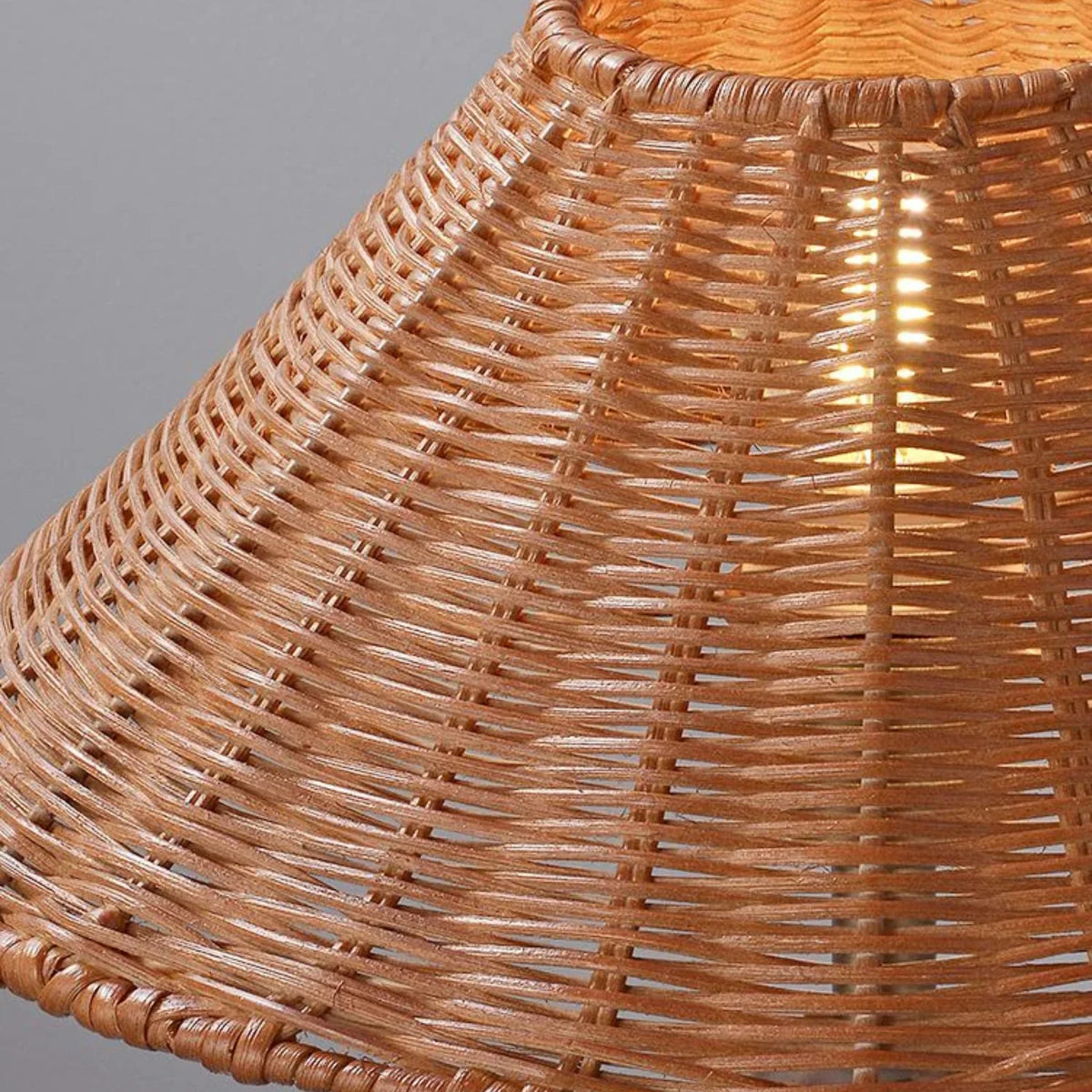 Lámpara de mesa de mármol y ratán Lebrisa en un salón de estilo nórdico – imagen 6