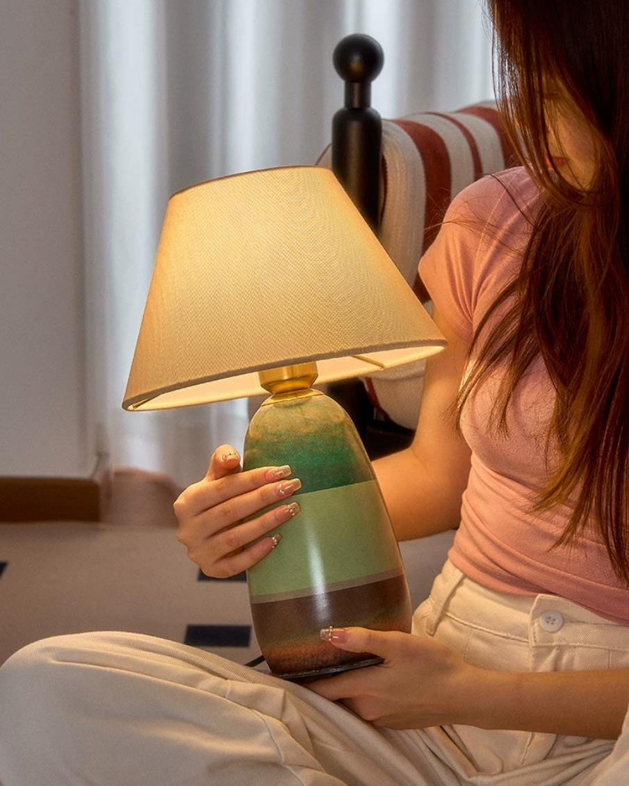 Lámpara de mesa multicolor Edara – sostenida en la mano mostrando su tamaño real
