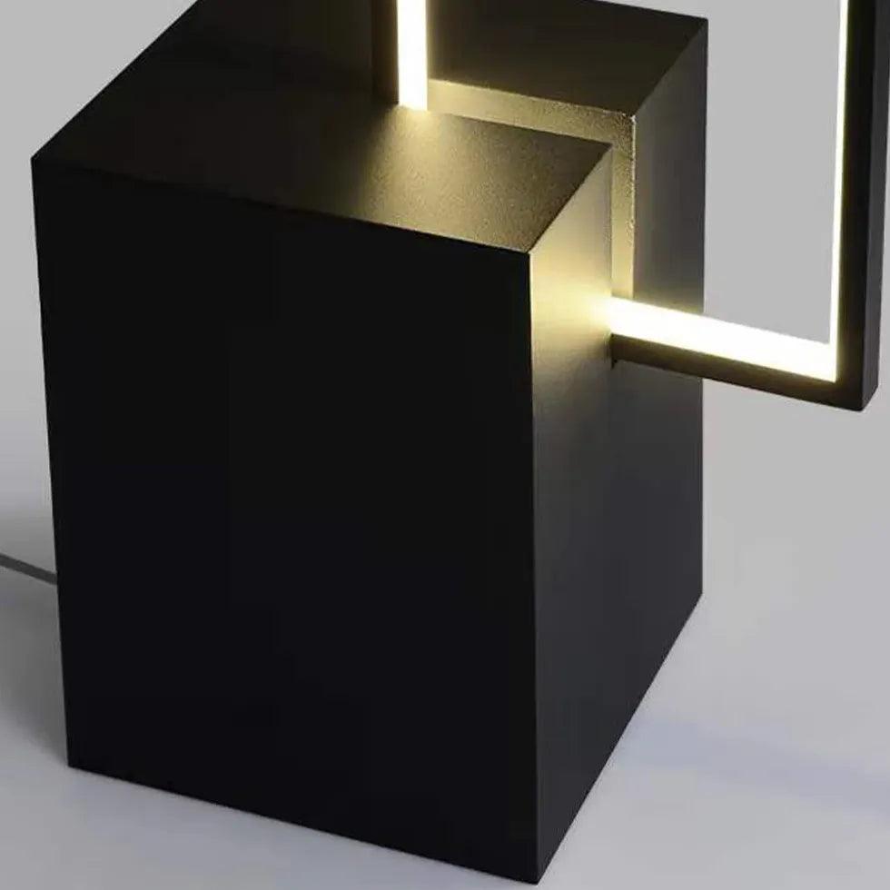 Lámpara de pie LED rectangular minimalista de metal negro Riela – detalle de la base cúbica y el marco encendido