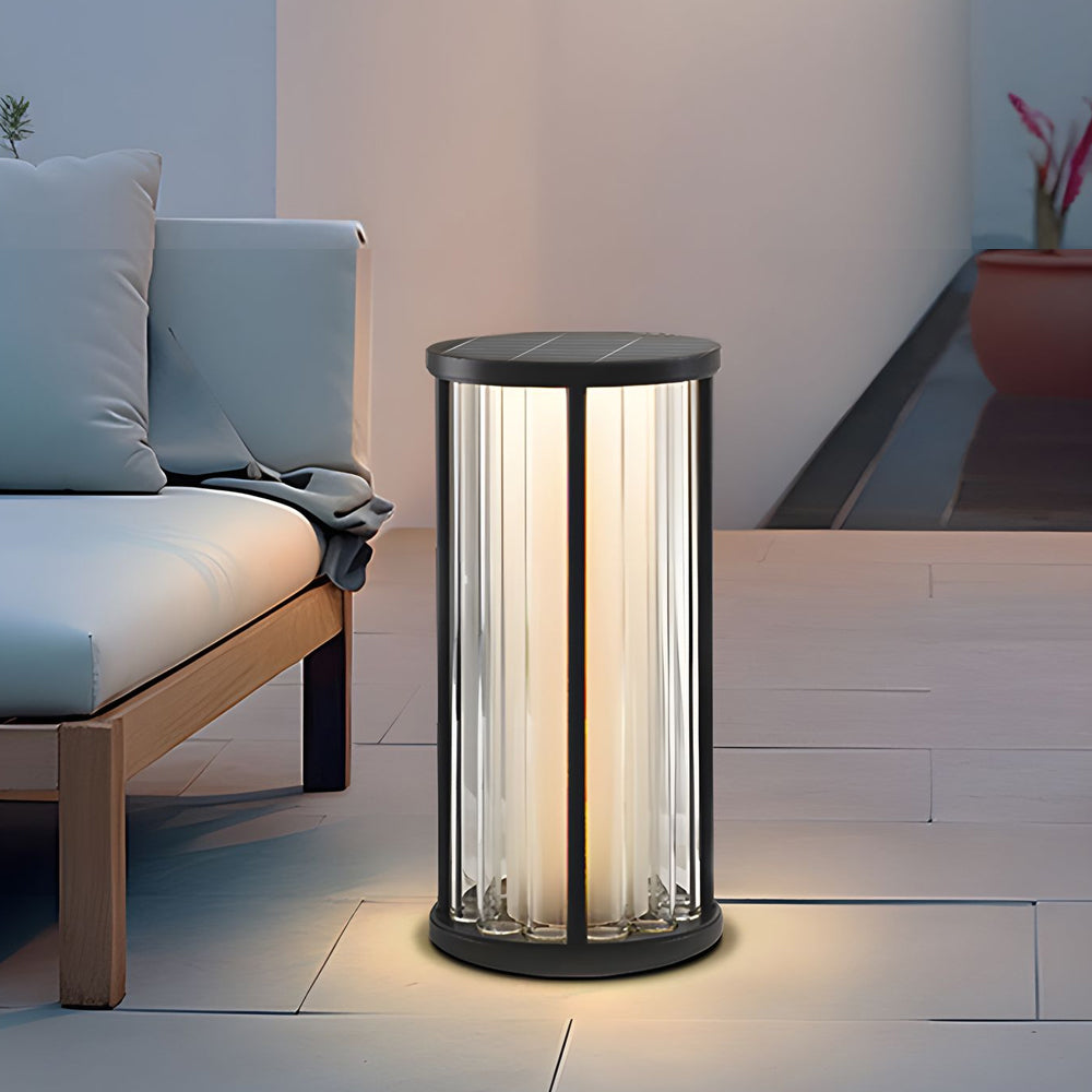 Baliza de jardín LED Isaluz – junto a un sofá de exterior