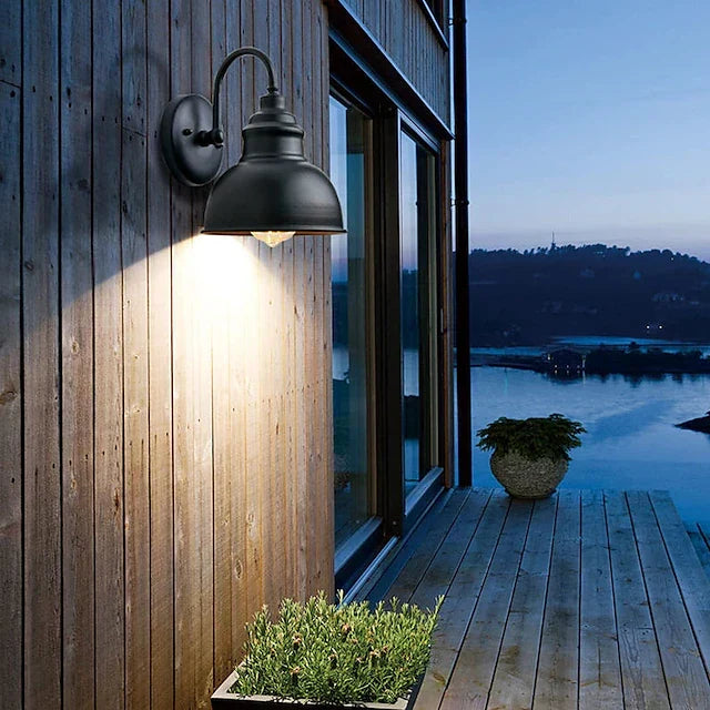 Aplique de pared exterior Jamira – en un porche de madera junto al lago