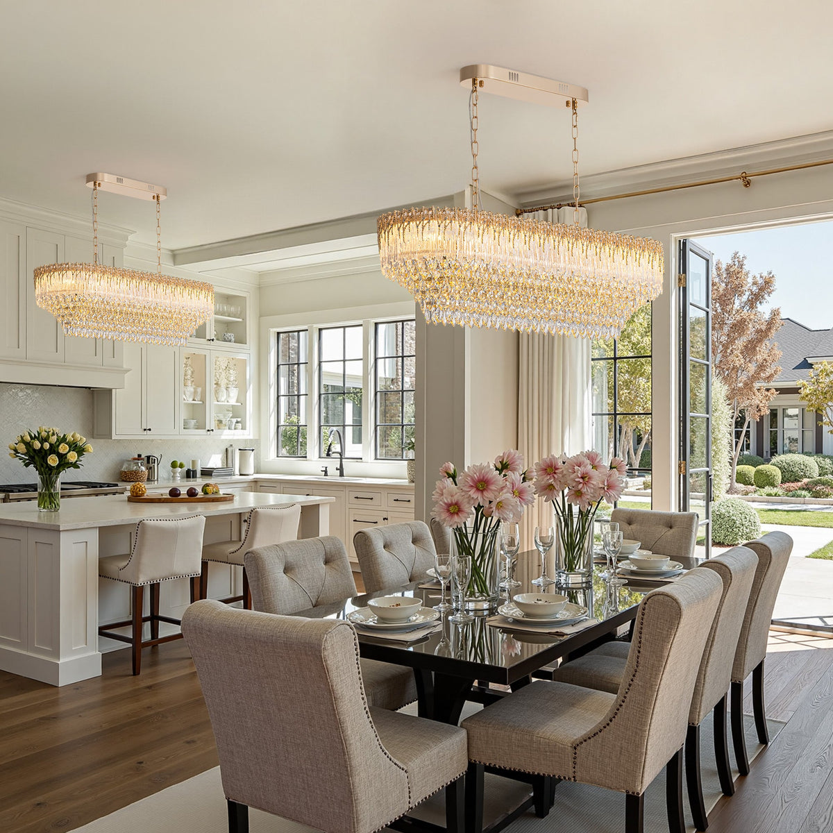 Lámpara de araña rectangular de cristal Hielora – en una cocina con mesa de comedor larga