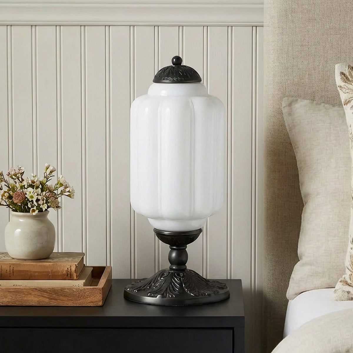 Lámpara de mesa vintage de cristal Brisela – cristal blanco con base negra
