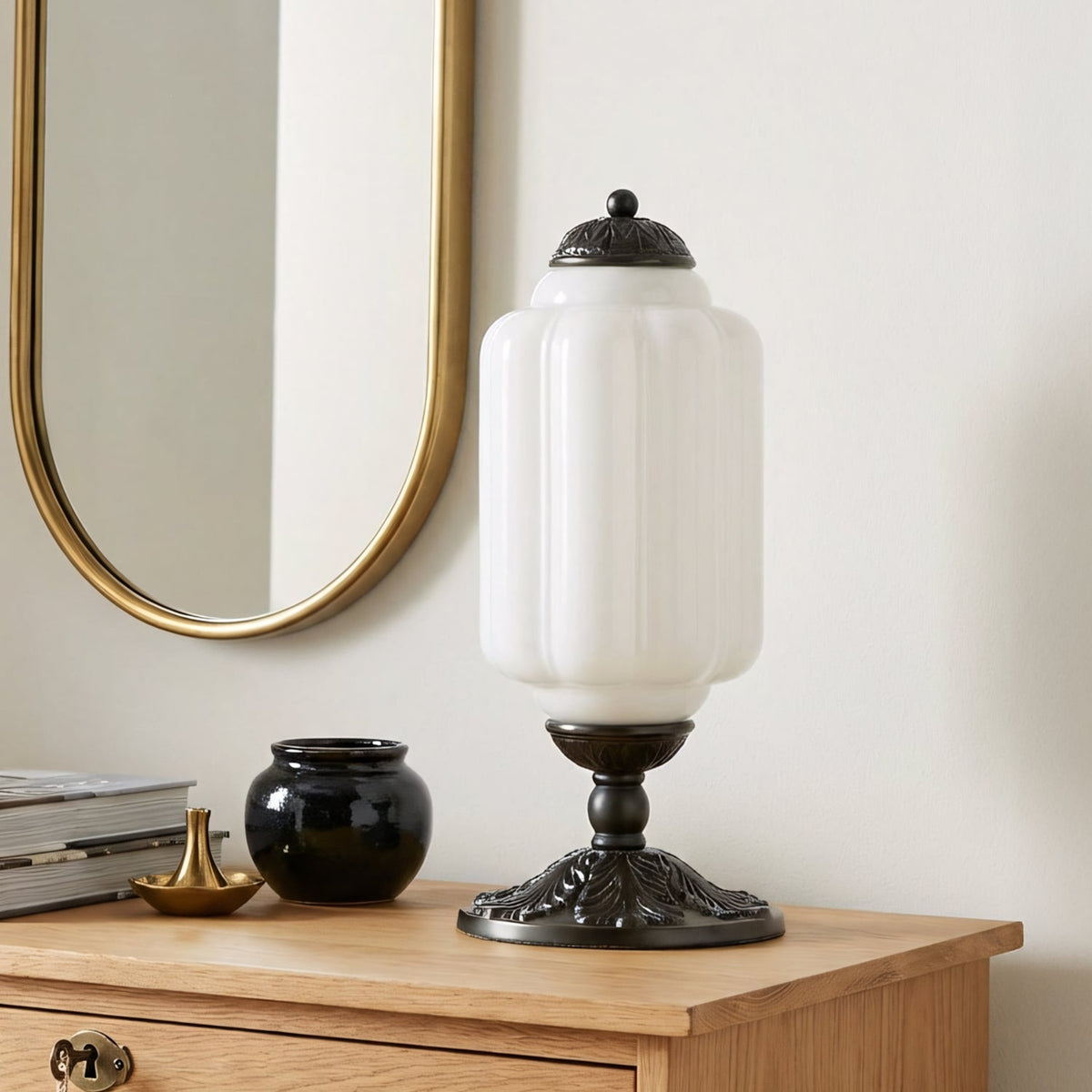 Lámpara de mesa vintage de cristal Brisela sobre una cómoda de madera – imagen 17