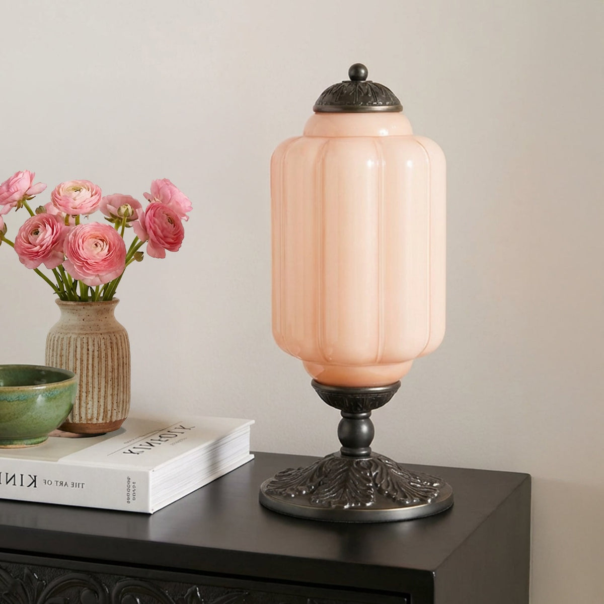 Lámpara de mesa vintage de cristal Brisela sobre una cómoda de madera – imagen 22