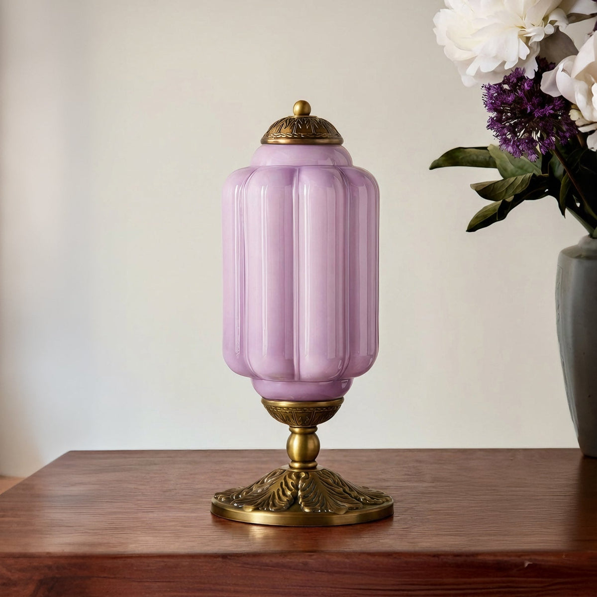 Lámpara de mesa vintage de cristal Brisela – cristal lavanda con base de latón