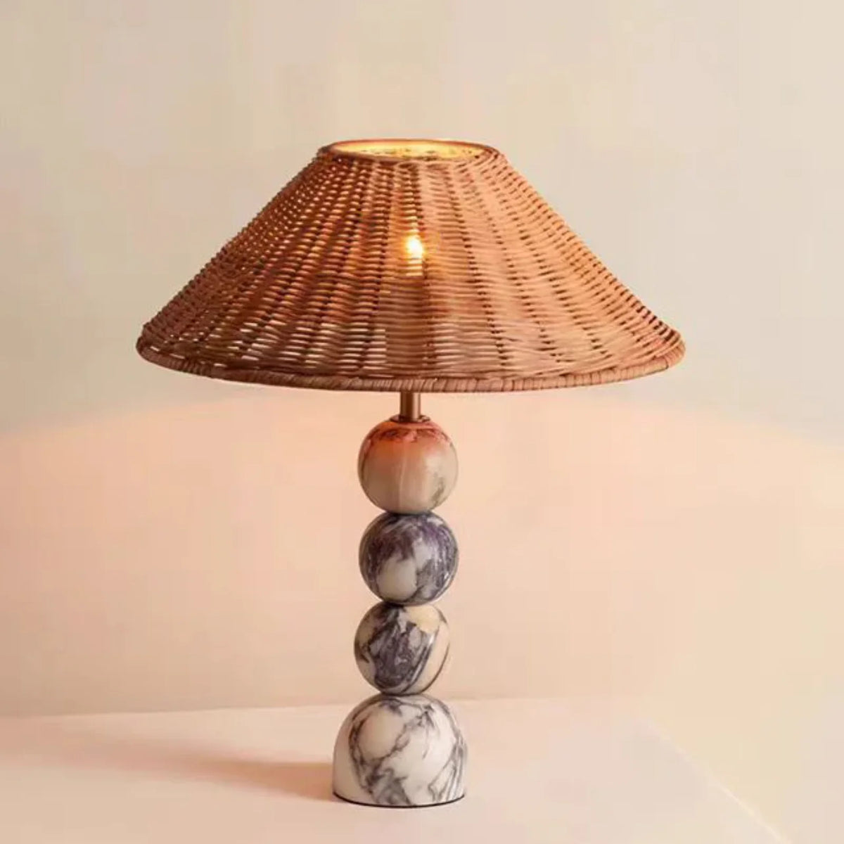 Lámpara de mesa de mármol y ratán Lebrisa en un salón de estilo nórdico – imagen 7