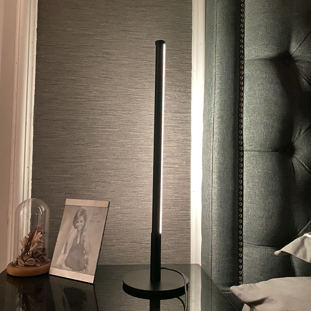 Lámpara de mesa LED lineal Esbela – acabado negro