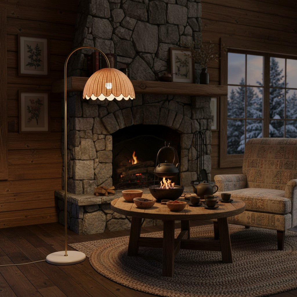 Lámpara de pie de arco con pantalla de ratán Tejida – junto a una chimenea de piedra