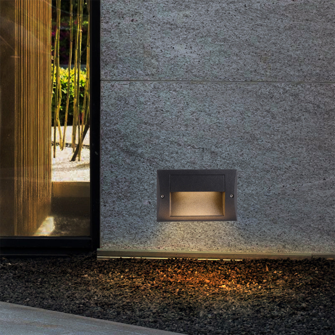 Luz de escalera empotrable exterior Isenda en un muro exterior – imagen 6